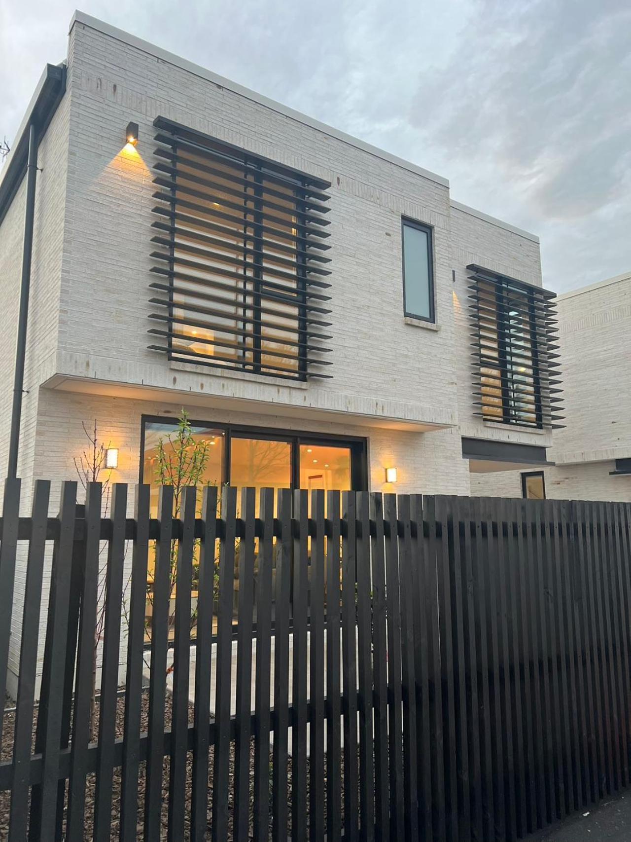 כרייסטצ'רץ' Cbd Contemporary Comfort Townhouse 2 Bed 2Bath מראה חיצוני תמונה